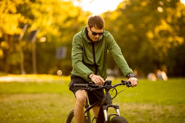 Joven Guapo Montando Ebike Parque — Foto de Stock