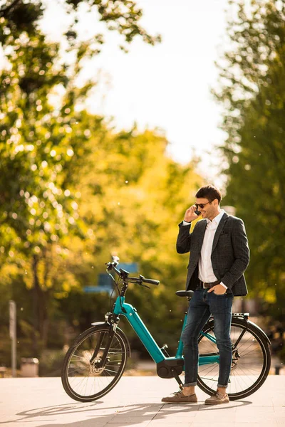 Bello Giovane Uomo Affari Sulla Ebike Utilizzando Telefono Cellulare — Foto Stock