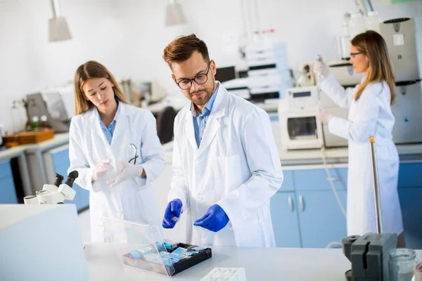 Jonge Onderzoekers Die Chemische Gegevens Het Laboratorium Analyseren — Stockfoto