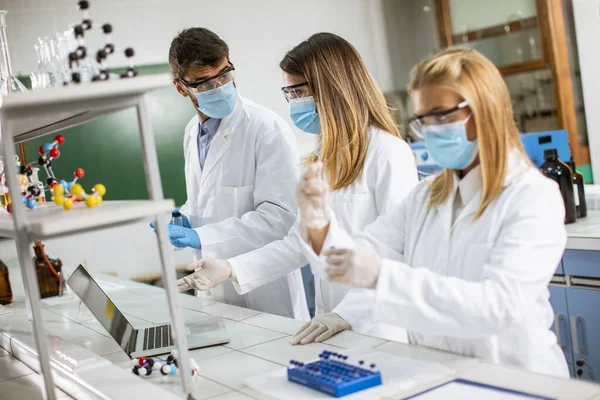 Młodzi Naukowcy Analizujący Dane Chemiczne Laboratorium — Zdjęcie stockowe
