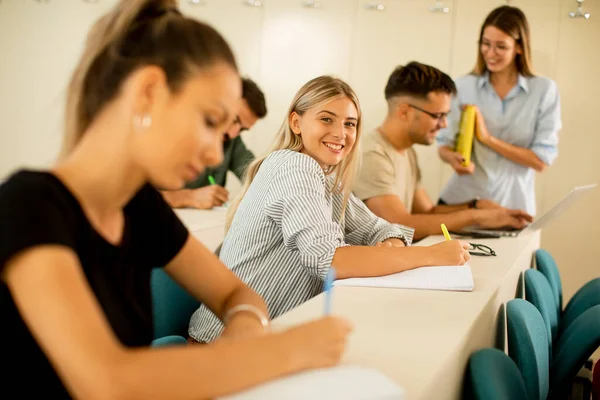 Sınıfta Bir Grup Üniversite Öğrencisi Genç Bayan Öğretim Görevlisi — Stok fotoğraf