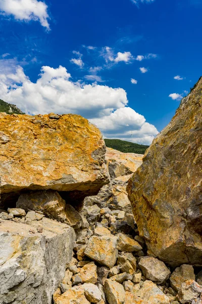 세르비아 루마니아 국경에 다뉴브강 유역의 바위들이 보인다 — 스톡 사진