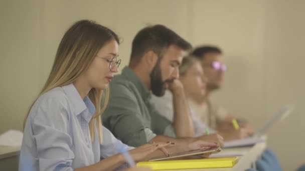 Üniversite sınıfında oturan genç öğrenciler — Stok video
