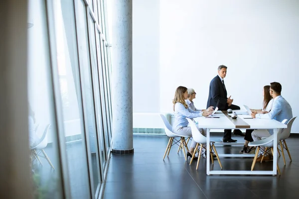 Gruppo Uomini Affari Con Giovani Adulti Collega Donna Anziana Incontro — Foto Stock