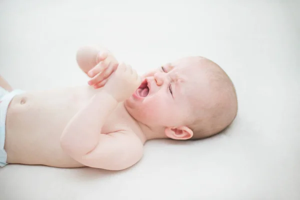 Linda Niña Llorando Cama — Foto de Stock