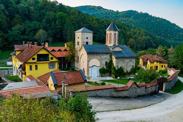 Sırbistan Bajina Basta Kenti Yakınlarındaki Yüzyıl Raca Manastırına Bak — Stok fotoğraf