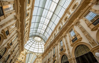 Ziyaretçiler, İtalya 'nın Milano kentindeki tarihi bir alışveriş merkezi olan Galleria Vittorio Emanuele II' nin çarpıcı cam tavanına ve süslü ayrıntılarına hayran kaldılar..