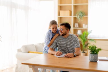 Bir kız babası ile neşeli bir anı paylaşır. Yemek masasında birlikte yaratıcı bir aktiviteye katılırlar. İçleri sıcaklık ve kahkahalarla doludur..