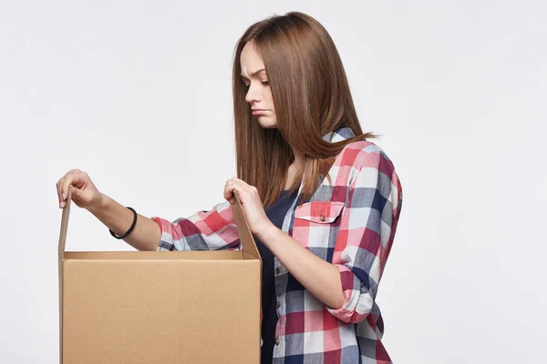 Side view a girl opening a box — Stock Photo, Image