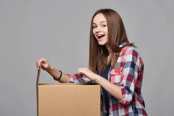 Seitenansicht eines Mädchens beim Öffnen einer Schachtel — Stockfoto