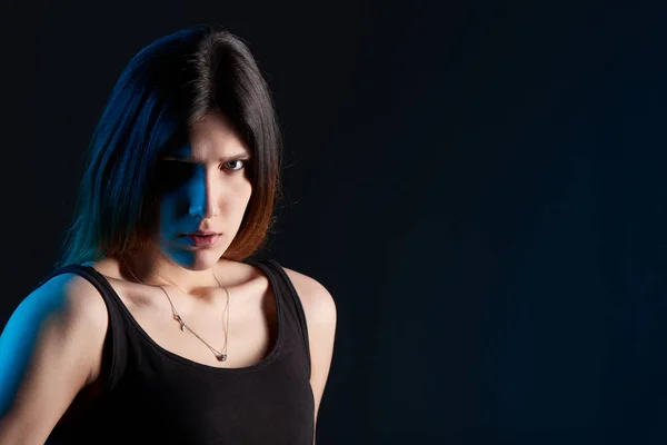 Closeup wanita dengan backlit biru — Stok Foto