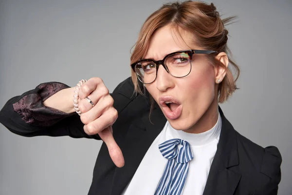 Business woman near the modern building facade — Stock Photo, Image