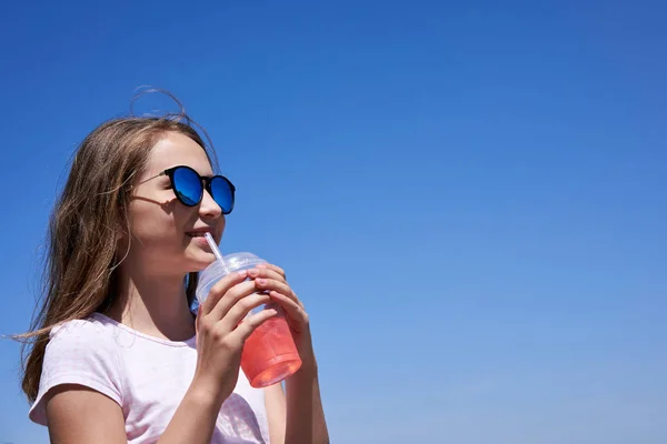 Girl in sunglasses drinking cold lemonade — Stock Photo, Image