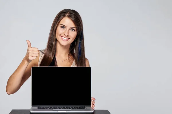 Woman showing blank black laptop computer screen — Stock Photo, Image