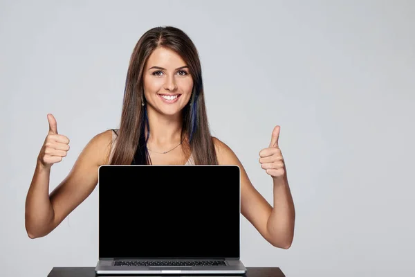 Woman showing blank black laptop computer screen — Stock Photo, Image