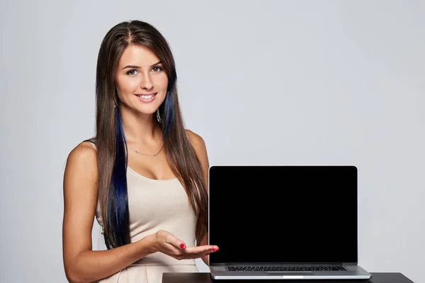 Γυναίκα δείχνει κενό μαύρο φορητό υπολογιστή οθόνη — Φωτογραφία Αρχείου