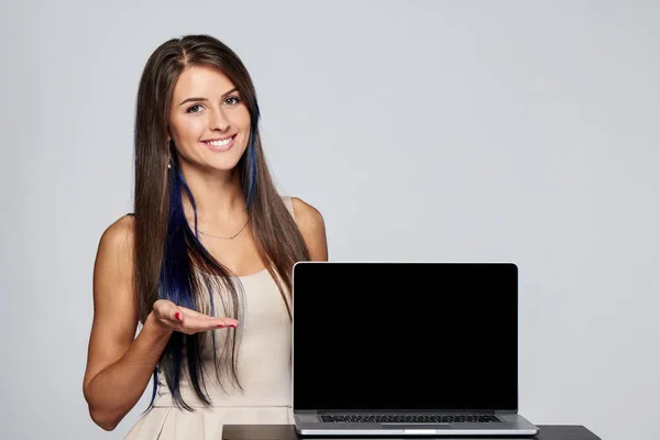 Mujer mostrando pantalla de ordenador portátil negro en blanco — Foto de Stock