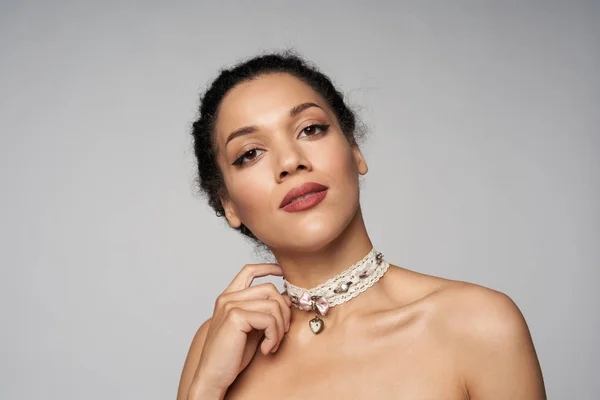 Profil de beauté portrait de belle femme métissée portant chocker — Photo