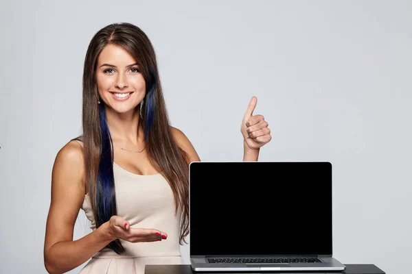 Γυναίκα δείχνει κενό μαύρο φορητό υπολογιστή οθόνη — Φωτογραφία Αρχείου