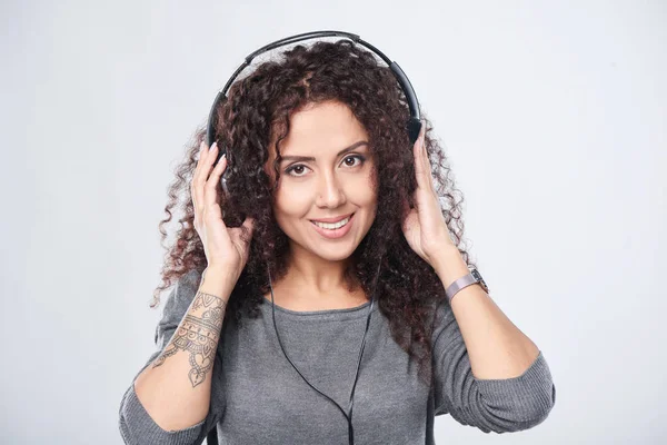 Mujer escuchando música en auriculares —  Fotos de Stock