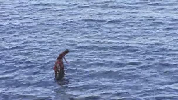 Équipement de plongée avec tuba sur la plage — Video