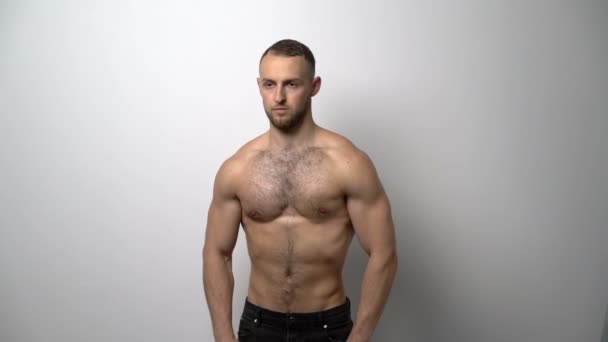 Półnagi muskularny mężczyzna szkolenia z pasma oporu — Wideo stockowe