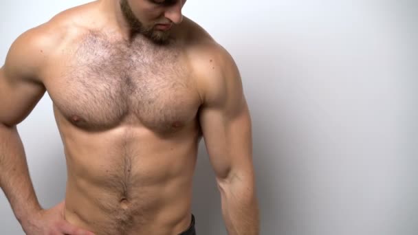 Shirtless uomo muscolare formazione con Resistenza Band — Video Stock