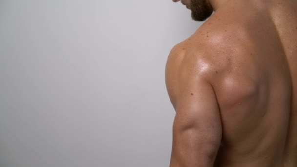 Entrenamiento muscular sin camisa con banda de resistencia — Vídeo de stock