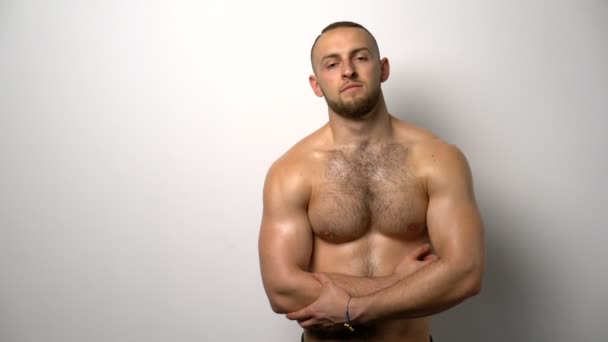 Shirtless svalnatý muž stál se založenýma rukama — Stock video