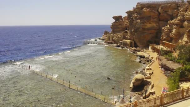 Морське узбережжя з грубими скелями — стокове відео