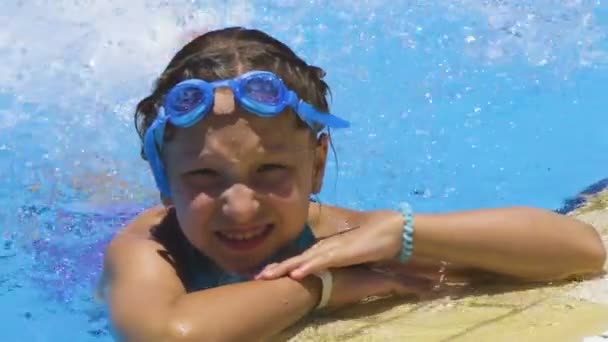 Kleines Mädchen spielt im Schwimmbad — Stockvideo