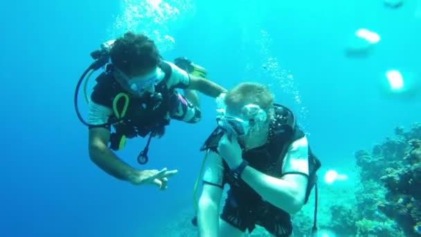 Homme plongeant avec instructeur flottant dans l'eau — Video