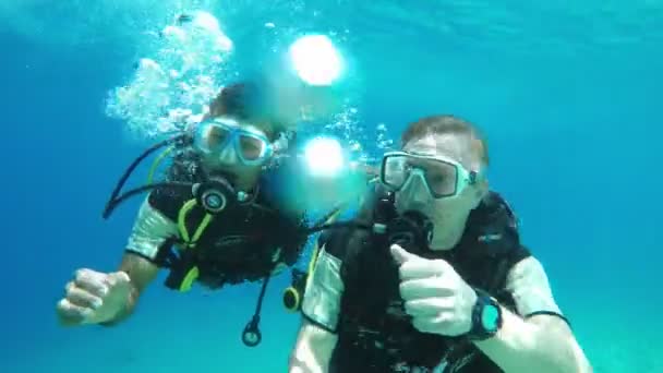Hombre buceando con instructor flotando en el agua — Vídeos de Stock