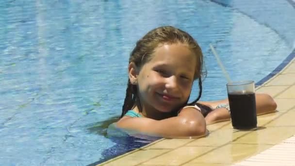 Liten flicka i poolen med kall dryck — Stockvideo