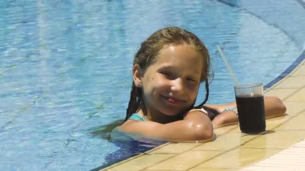 Niña en la piscina con bebida fría — Vídeo de stock