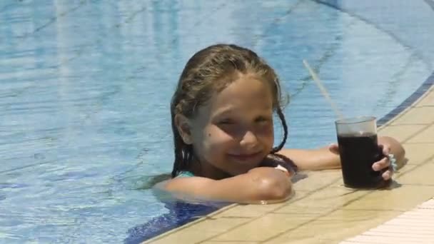 Bambina in piscina con bevanda fredda — Video Stock