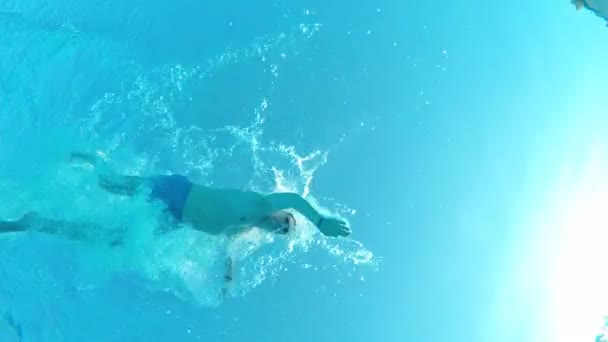 Vista subaquática de um macho nadando na piscina — Vídeo de Stock