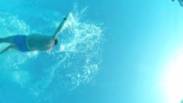 Υποβρύχια προβολή ενός άνδρα το κολύμπι στην πισίνα — Αρχείο Βίντεο