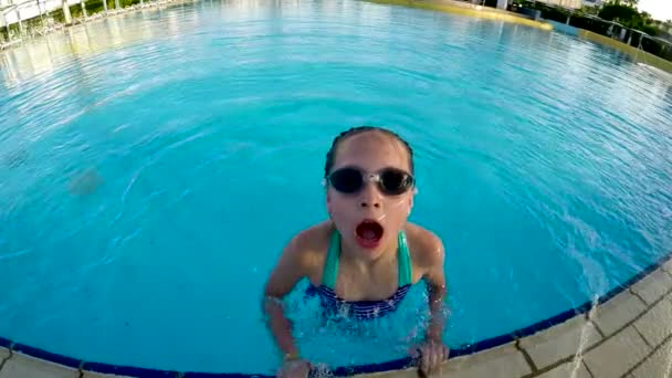 Маленькая девочка в очках прыгает, играет в бильярд — стоковое видео