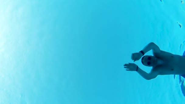 Vue sous-marine d'un homme nageant dans la piscine — Video