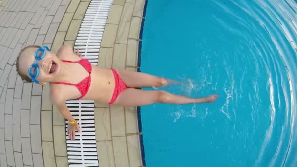 Primo piano della bambina che emerge dalla piscina — Video Stock