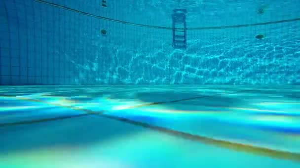 La vista submarina de una piscina — Vídeo de stock