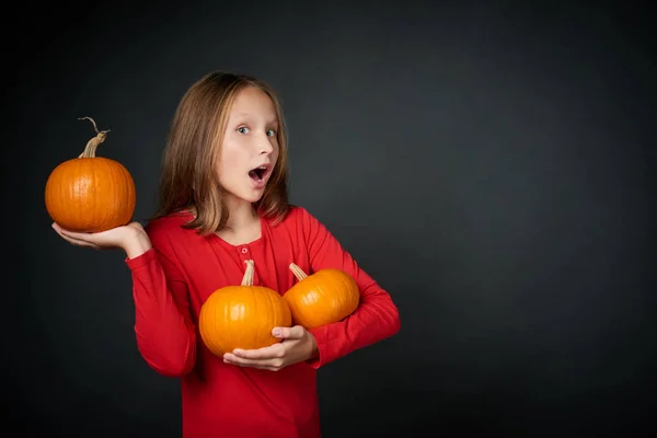 Surprised Girl Holding Ripe Orange Pumpkins Dark Studio Background — Stock Photo, Image