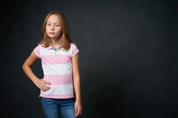 Relaxte ongedwongen leerplichtige leeftijd meisje permanent doordachte neer te kijken — Stockfoto