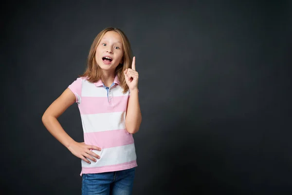 Feliz Niña Edad Escolar Emocionada Apuntando Con Dedo Hacia Arriba — Foto de Stock