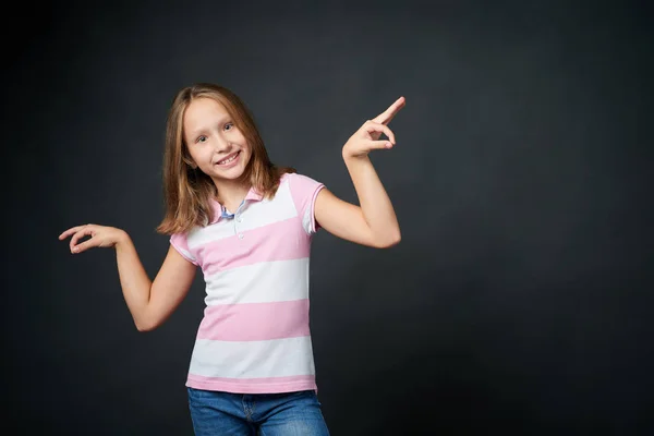 Χαμογελαστό κορίτσι εκμετάλλευση φανταστικό νήμα με τα δάχτυλά της — Φωτογραφία Αρχείου