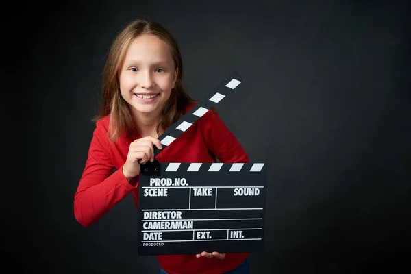 Porträt eines glücklich lächelnden Mädchens, das eine Klatschwand hält — Stockfoto