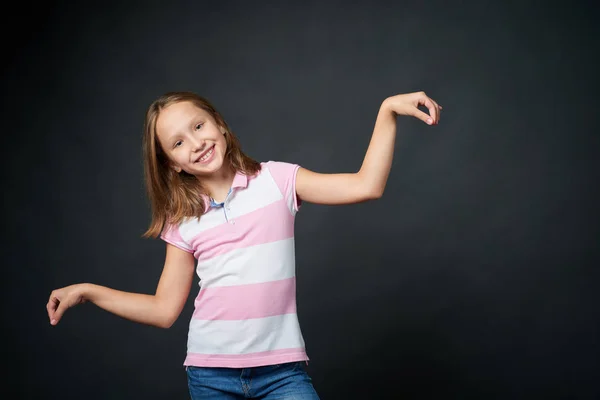 Sorrindo menina segurando fio imaginário em seus dedos — Fotografia de Stock