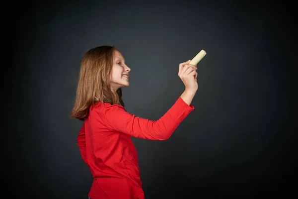 Girl gazdaság egy kréta mutat üres másol hely a szöveg — Stock Fotó