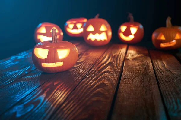 Jack-o-latern Halloween pumpkins on wooden planks background — Stock Photo, Image